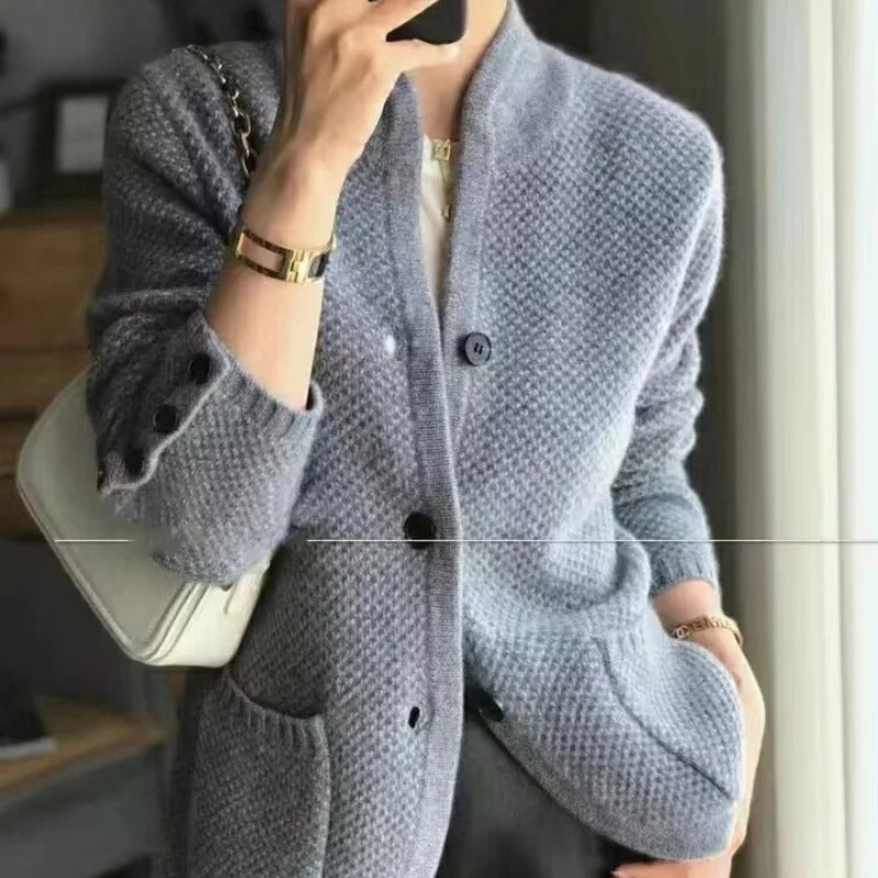Dames Gebreid Wolvest met Knopen – Warm, Elegant & Veelzijdig