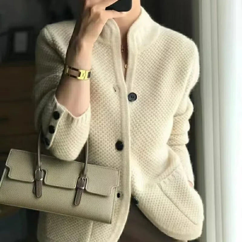 Dames Gebreid Wolvest met Knopen – Warm, Elegant & Veelzijdig