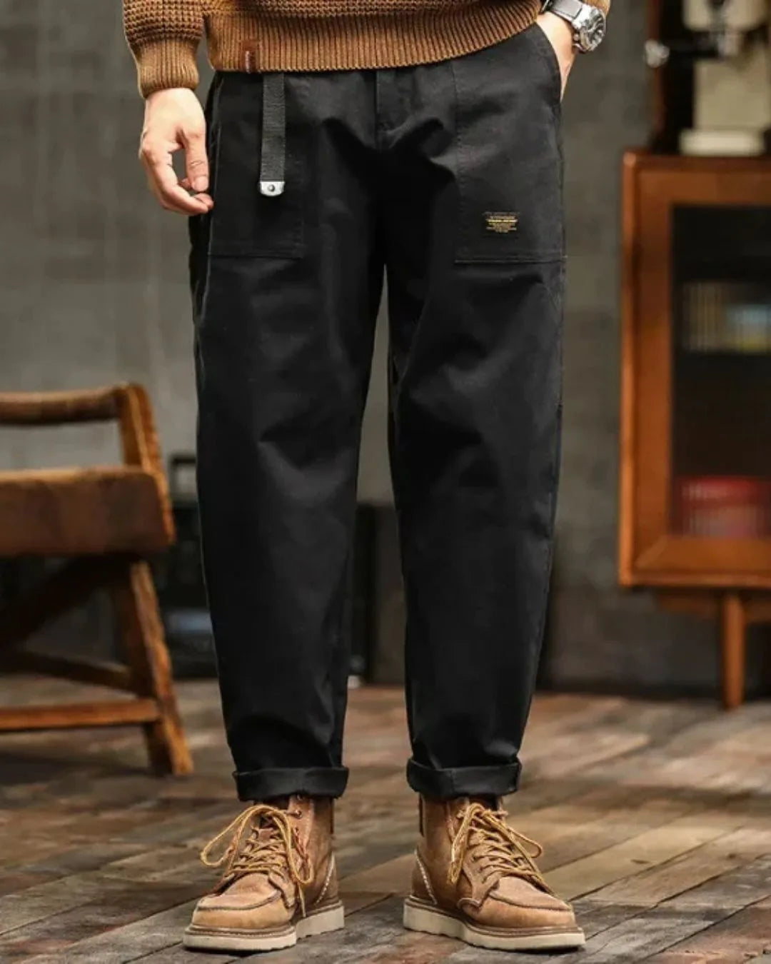 Cargo broek met veel zakken en opgerolde broekspijpen