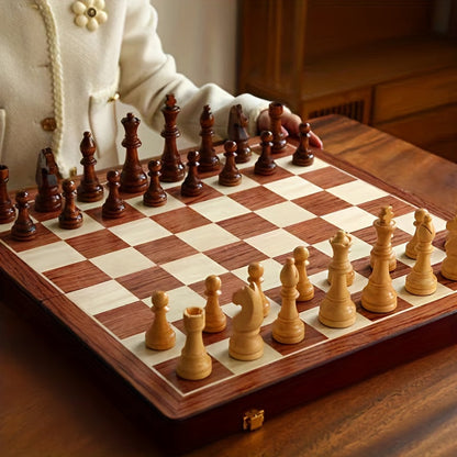 Een klassieke schaakset met elegant ontworpen houten stukken op een dambord van hoge kwaliteit. Het schaakbord heeft een tijdloos ontwerp met een licht en donker houtpatroon. De stukken, waaronder de koning, koningin, torens, paarden, lopers en pionnen, zijn zorgvuldig gerangschikt in hun beginopstelling, met verfijnde details die de klassieke uitstraling benadrukken. De set is ideaal voor schaakliefhebbers die houden van traditioneel design en vakmanschap.