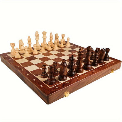 Een klassieke schaakset met houten stukken in een elegante opstelling op een zorgvuldig ontworpen bord. Het bord heeft een combinatie van licht en donker hout, met genummerde en gelabelde rijen en kolommen voor eenvoudige navigatie. De schaakstukken, waaronder de koning, koningin, torens, paarden, lopers en pionnen, zijn gemaakt van hoogwaardig hout en staan klaar voor een strategische zet. De set straalt vakmanschap en stijl uit, ideaal voor klassieke schaakliefhebbers.