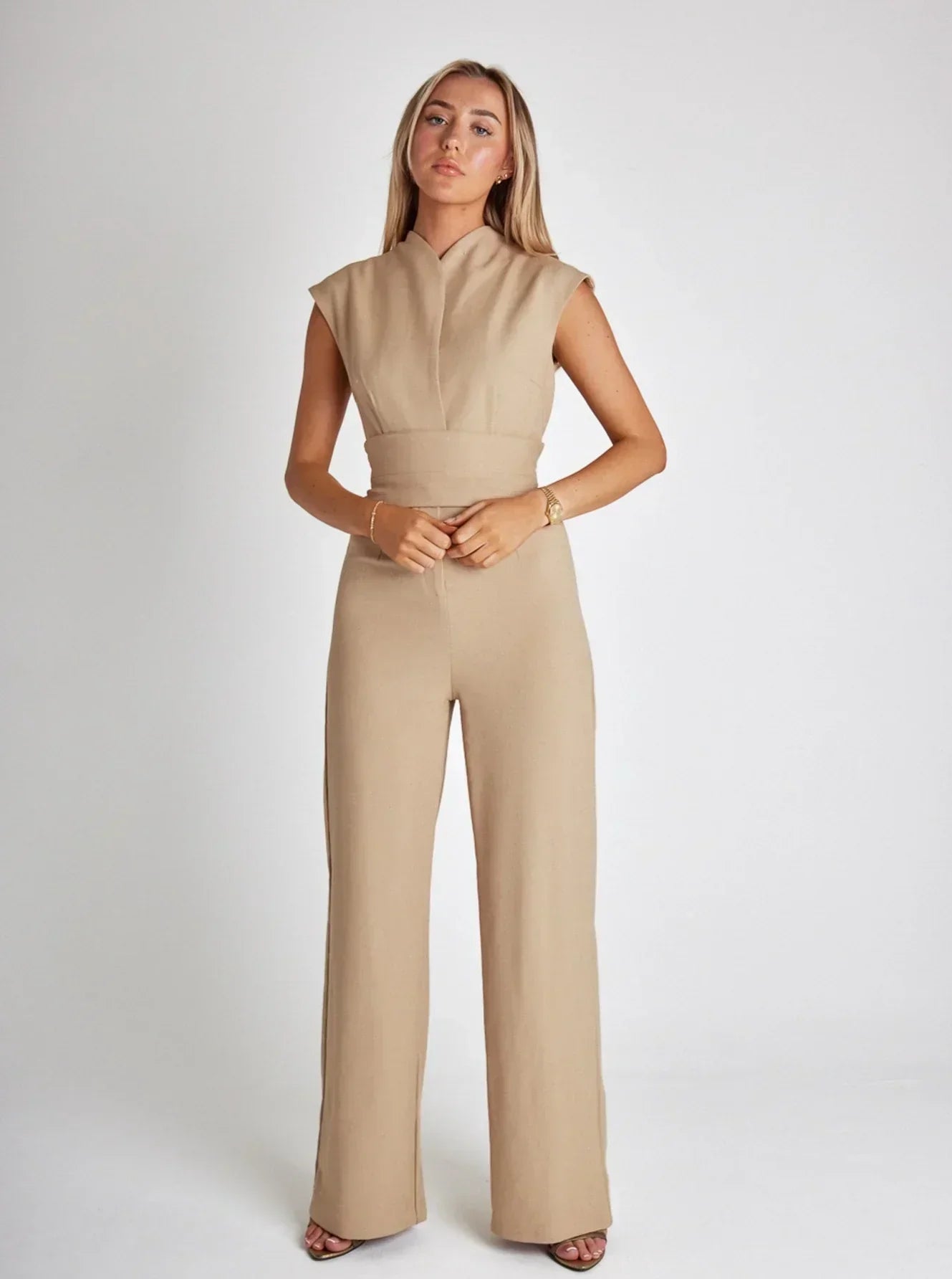 Elegante Jumpsuit Met Vrouwelijke Snit - Mode Vibes