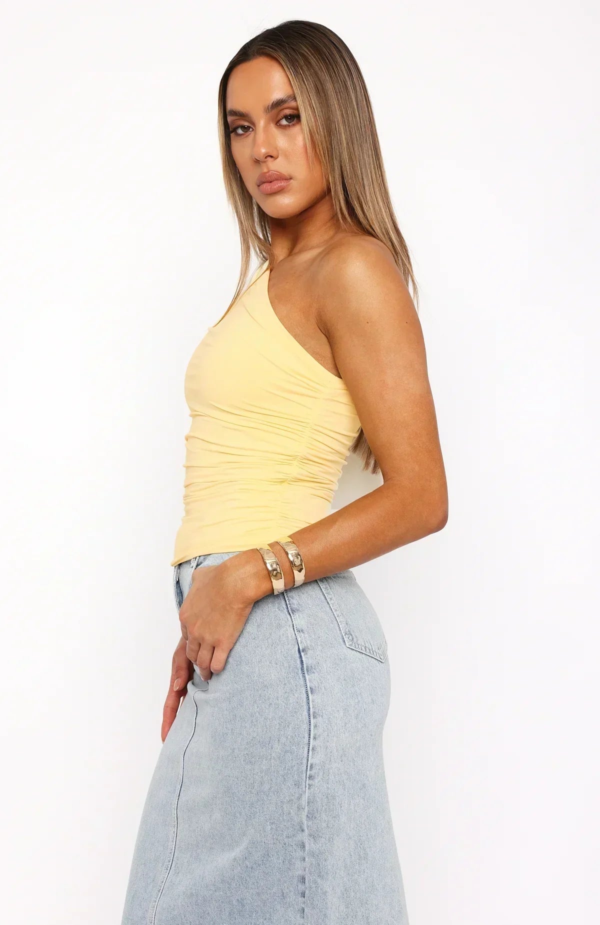 Vrouwelijke One-Shoulder Top Gedraaid Elegant Design