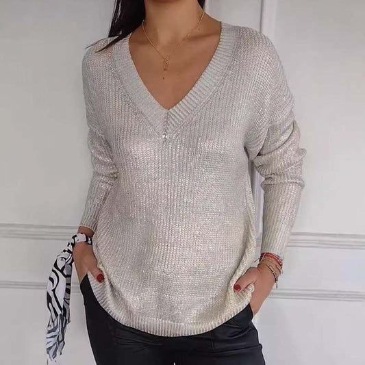 De D'Luxa metallic trui in zilver heeft een elegante V-hals en een luchtige, ontspannen pasvorm. Het subtiele glinsterende effect maakt deze trui een perfecte keuze voor een trendy en verfijnde look. Het is ideaal voor zowel casual als chique gelegenheden.