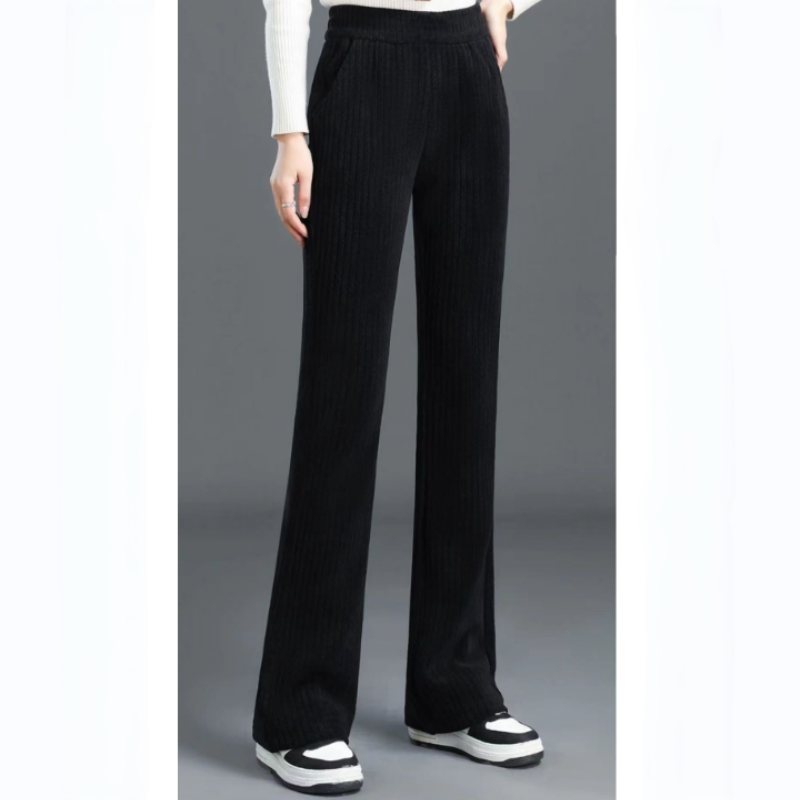 Zwarte losse taillebroek van Darenzo met een rechte pasvorm en plooien. Deze comfortabele broek is perfect voor een casual, ontspannen look met een modieuze uitstraling.