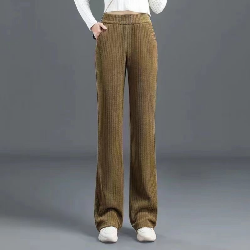 Olijfgroene, losse taillebroek van Darenzo met een rechte pasvorm en subtiele ribstructuur. Deze comfortabele broek is ideaal voor een casual en modieuze look, perfect voor dagelijks gebruik.
