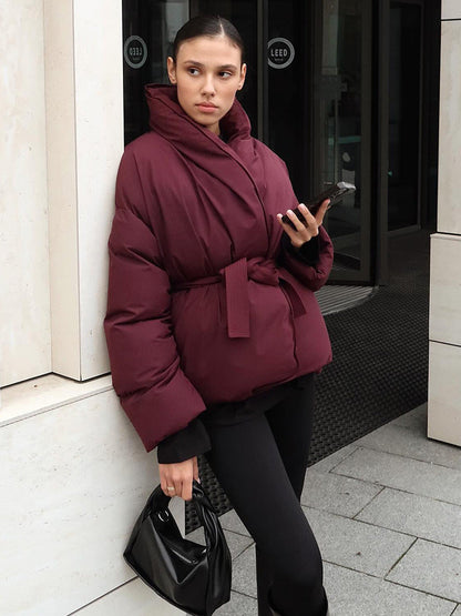 Davies – Dames Oversized Pufferjas met Tailleceintuur en Hoge Kraag
