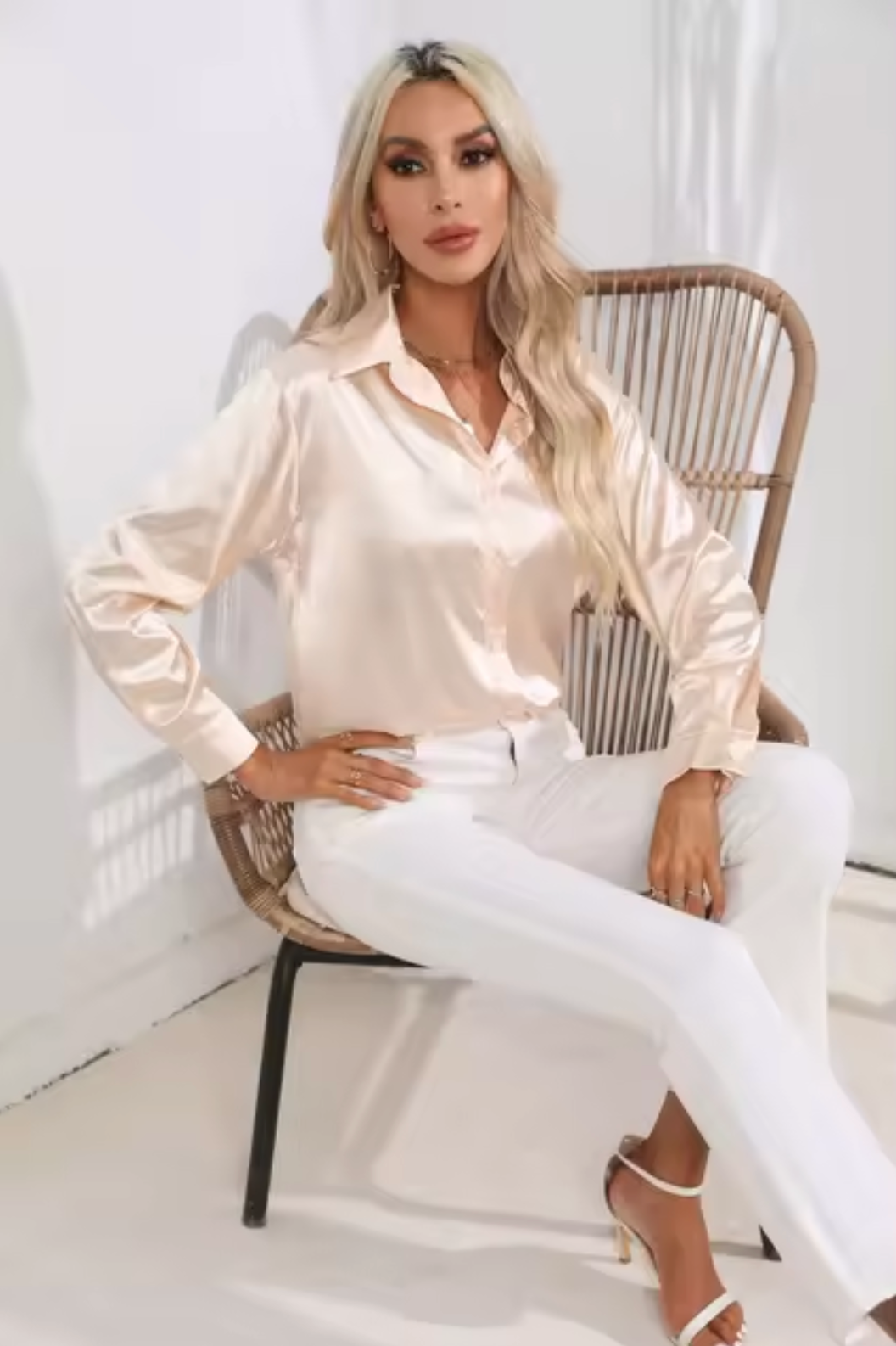 Doreen | Elegante camicetta in raso con charm
