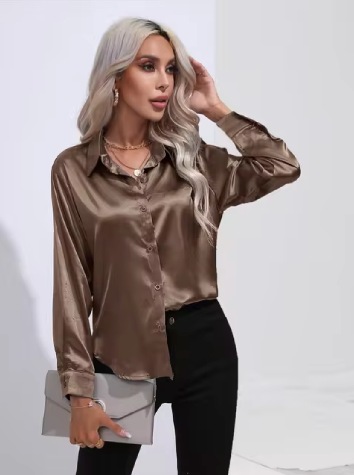 Doreen | Elegante camicetta in raso con charm