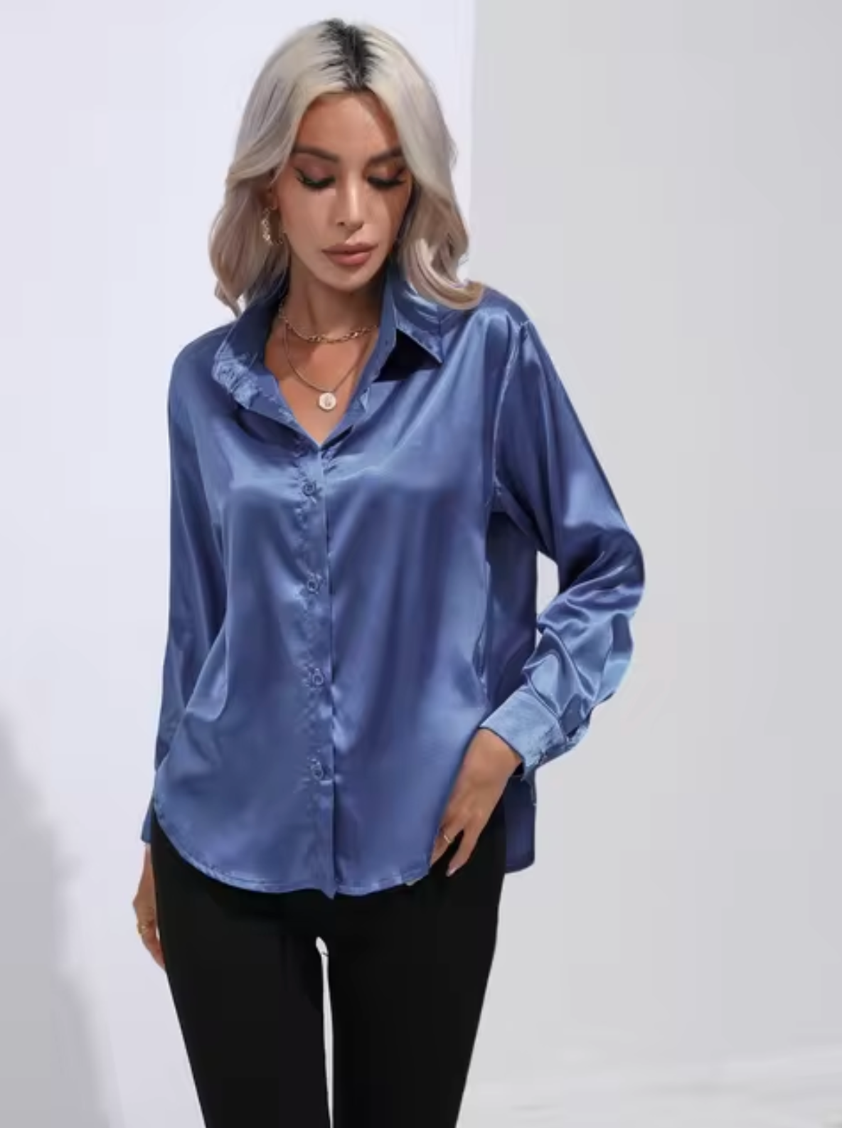Doreen | Elegante camicetta in raso con charm