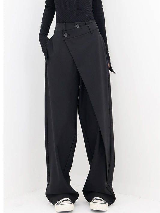 Stijlvolle zwarte wijde broek met een asymmetrisch overlappend ontwerp. De hoge taille en moderne pasvorm zorgen voor een unieke en veelzijdige look. Perfect voor een trendy en elegante uitstraling.