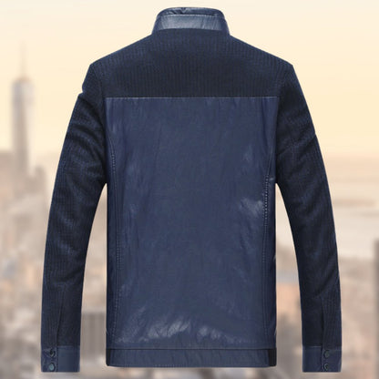 Gareth jas in donkerblauw met een combinatie van gladde en gebreide stoffen. De achterkant heeft een strak ontwerp met een comfortabele pasvorm. Ideaal voor een casual maar stijlvolle look.