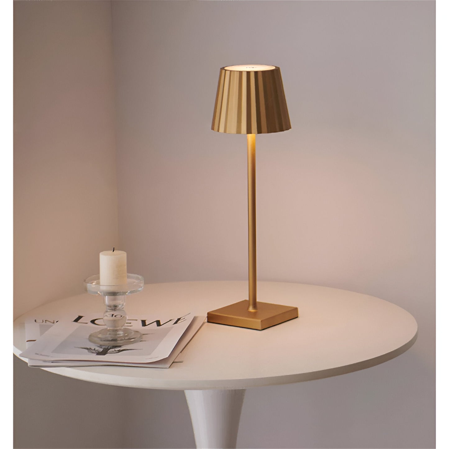 De Gellura LED-tafellamp met een elegante gouden afwerking en een plooien lampenkap creëert een moderne en sfeervolle verlichting. Het strakke ontwerp en de verstelbare hoogte maken het ideaal voor verschillende interieurstijlen, van minimalistisch tot eigentijds. Perfect voor tafels, bureaus of nachtkastjes.