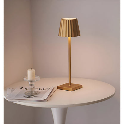 De Gellura LED-tafellamp met een elegante gouden afwerking en een plooien lampenkap creëert een moderne en sfeervolle verlichting. Het strakke ontwerp en de verstelbare hoogte maken het ideaal voor verschillende interieurstijlen, van minimalistisch tot eigentijds. Perfect voor tafels, bureaus of nachtkastjes.