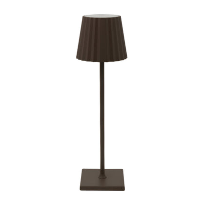De Gellura LED-tafellamp in een stijlvolle bruine afwerking met een geplooide lampenkap biedt een moderne uitstraling voor elke ruimte. Het verstelbare ontwerp maakt het ideaal voor het creëren van de perfecte verlichting, zowel voor een gezellige sfeer als voor functionele verlichting. Perfect voor hedendaagse interieurs.