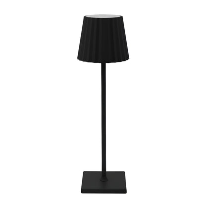 De Gellura LED-tafellamp in elegante zwarte afwerking met een geplooide lampenkap biedt een moderne en verfijnde uitstraling. Het slanke ontwerp en de verstelbare hoogte zorgen voor veelzijdige verlichting, geschikt voor zowel sfeerverlichting als functionele verlichting in elk interieur. Perfect voor een eigentijdse woonruimte.