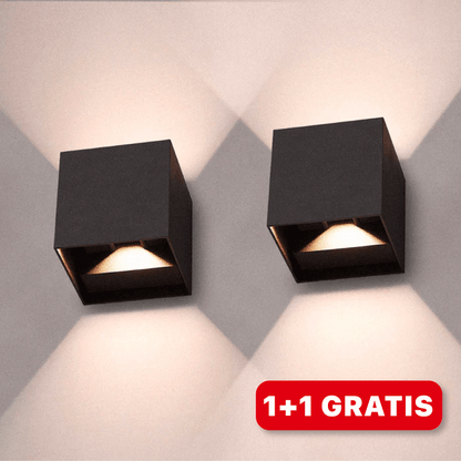 Een paar slanke en moderne LED-wandlampen in een geometrisch zwart vierkant ontwerp, die zacht, sfeervol licht uitstralen met een eigentijdse stijl. De afbeelding bevat een promotionele aanbieding: "1+1 Gratis."