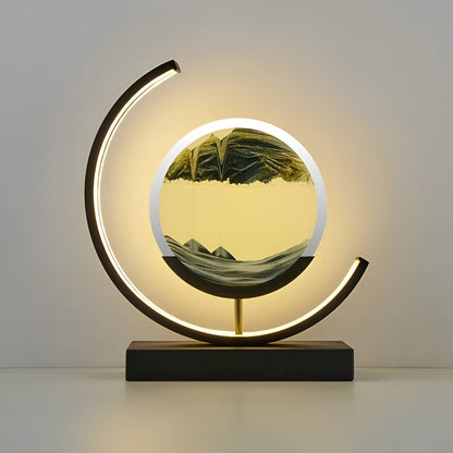 De GlareGlow Sandlamp in groene en gele tinten toont dynamisch bewegend zand dat een bergachtig landschap vormt. Het lampontwerp is voorzien van een moderne zwarte en gouden basis met een cirkelvormige zandlamp en sfeervolle verlichting, perfect voor het creëren van een rustige en stijlvolle sfeer in elk interieur.
