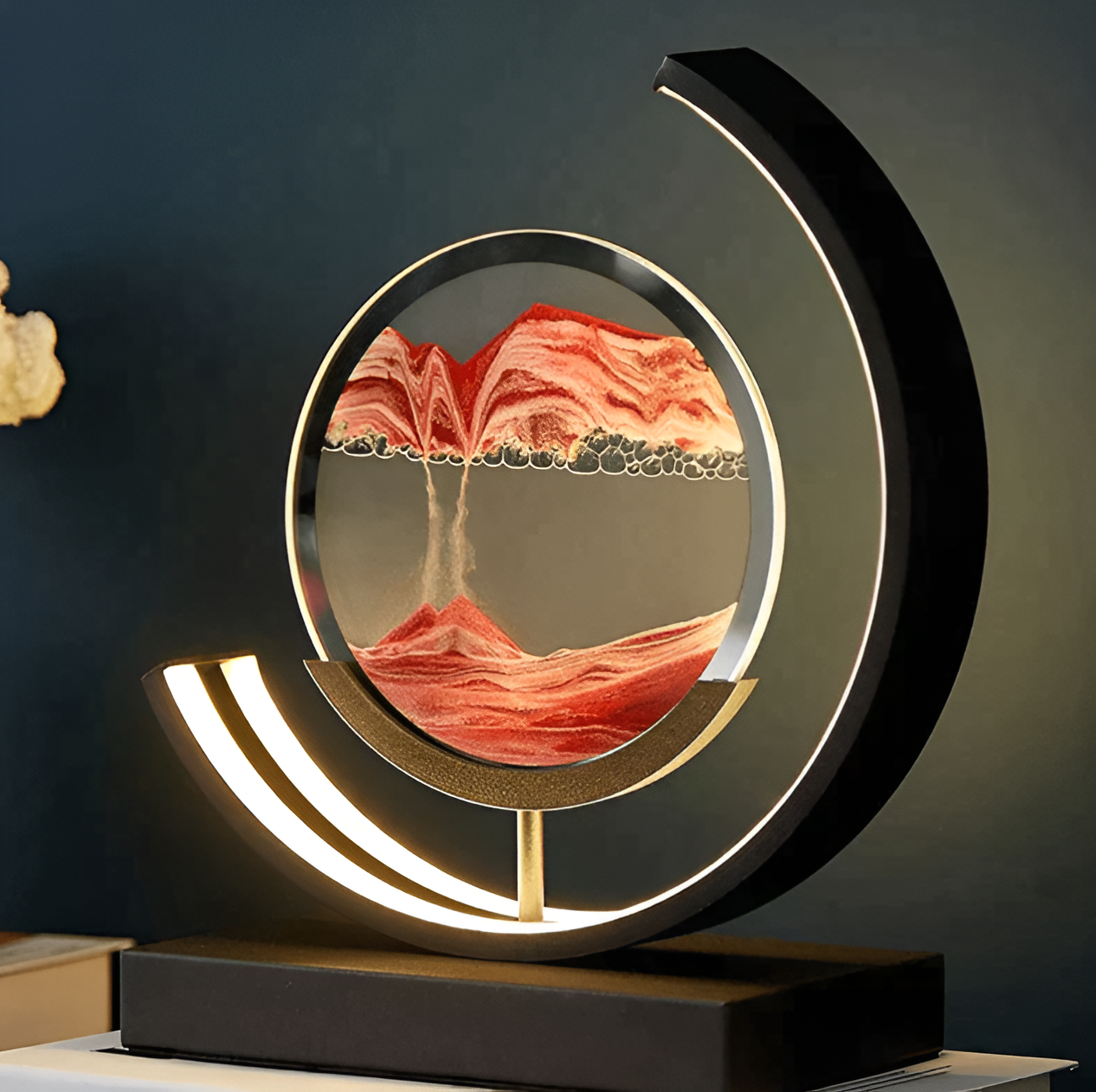 De GlareGlow Sandlamp is een sfeervolle designlamp met een uniek zandpatroon dat verandert wanneer het zand naar beneden stroomt. De lamp heeft een elegant zwart en goudkleurig frame met verlichting aan de zijkanten, wat zorgt voor een rustige, moderne uitstraling. Perfect voor het toevoegen van een creatieve sfeer aan elke ruimte.