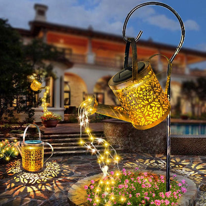 De Gleamora tuinverlichting in de vorm van een decoratieve gieterspuit verlicht je tuin op een magische manier. De lichten komen uit de gieterspuit en creëren een betoverend effect wanneer ze de omgeving verlichten. Deze verlichting werkt op zonne-energie, wat niet alleen energiezuinig is, maar ook een milieuvriendelijke optie biedt. Perfect voor het toevoegen van charme en sfeer aan je buitenruimte.