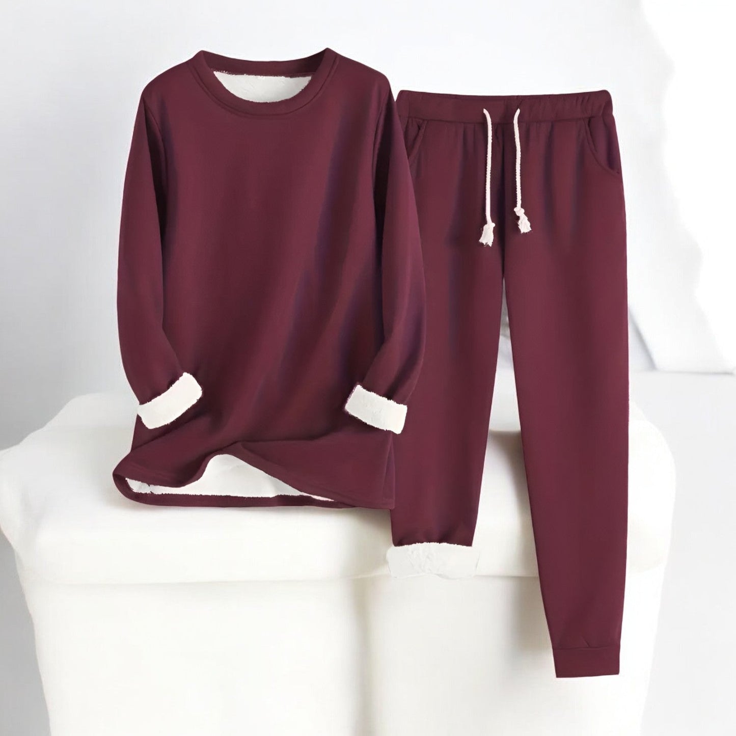 Glorista veelzijdige fleece set in rood, bestaande uit een comfortabele lange mouwen trui en een bijpassende joggingbroek met trekkoord. De set heeft een zachte fleece voering en opgerolde mouw- en broekmanchetten, ideaal voor een warme en stijlvolle winterlook.