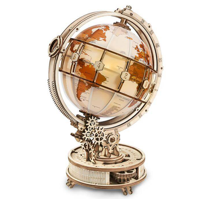 De Gloware Globus Luminous is een steampunk-geïnspireerde wereldbol met verlichte details en een gedetailleerd houten mechanisme, wat een warme en inspirerende sfeer creëert.