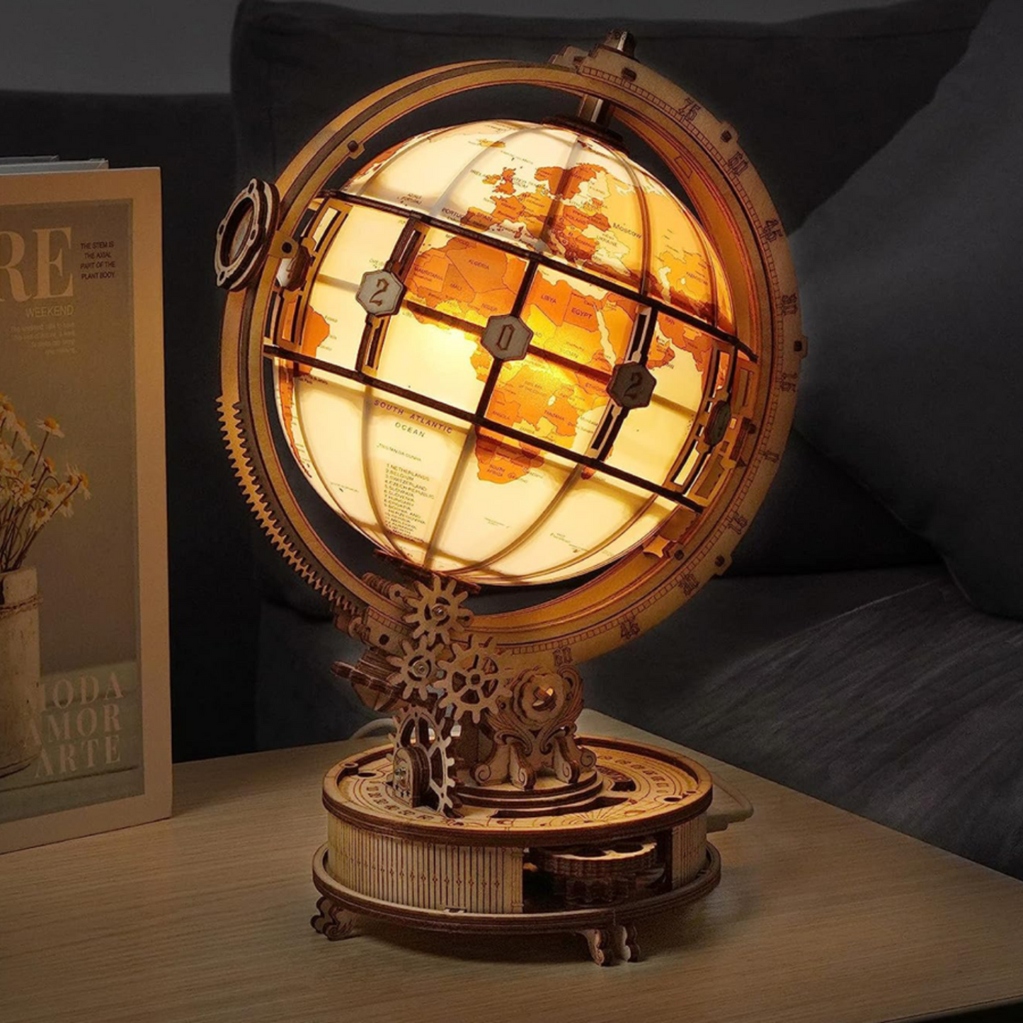 Gloware Globus Luminous met een steampunk ontwerp, verlicht van binnenuit, toont de wereldkaart en creëert een inspirerende sfeer.