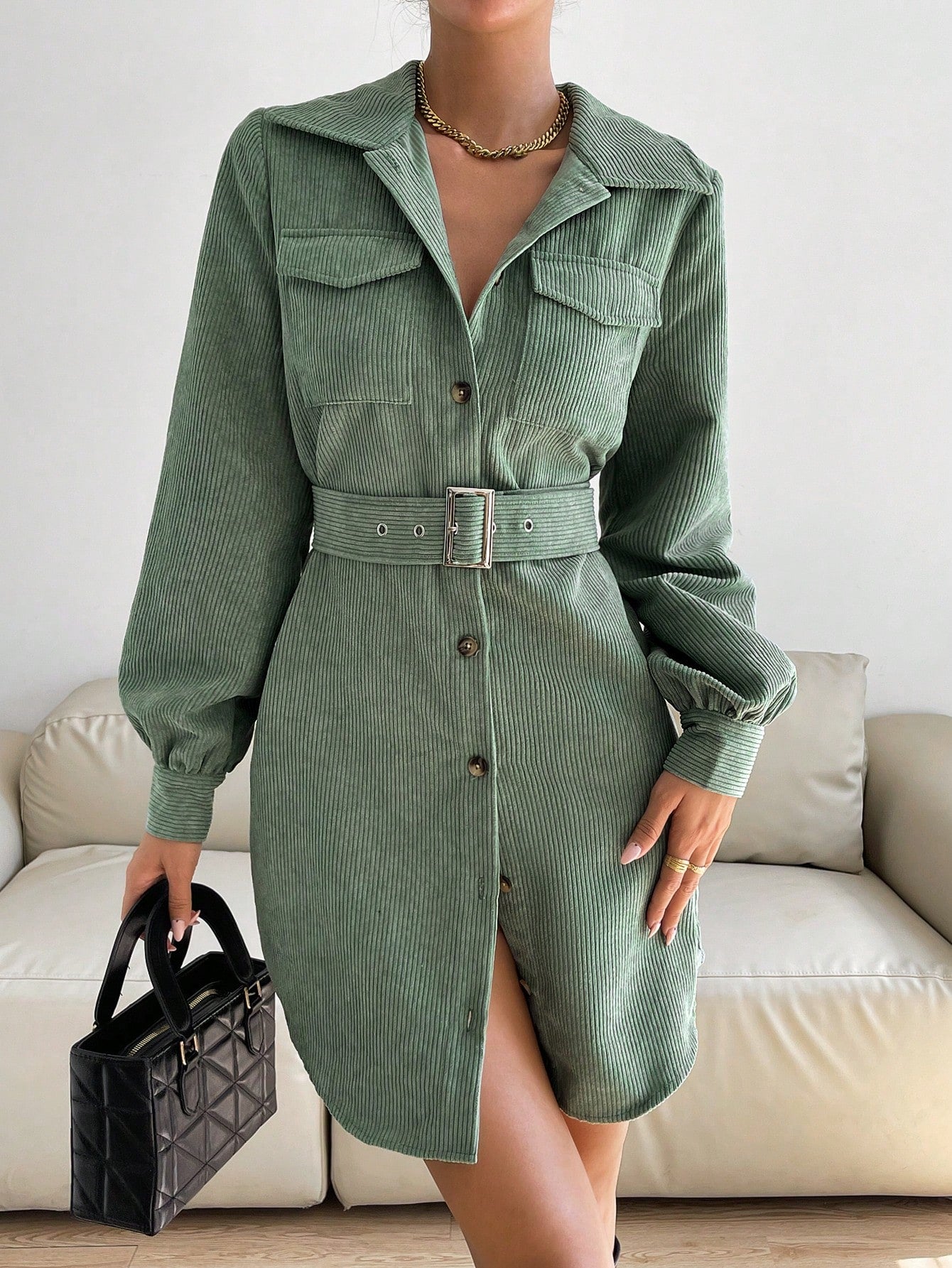 Korte Groene Jurk met Ribbels en Ceintuur - Mode Vibes