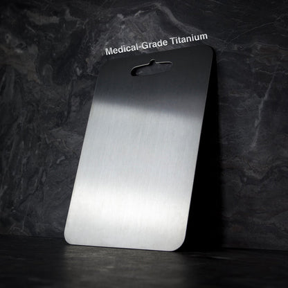 Een duurzame snijplank van medisch titanium, met een strakke en moderne uitstraling, ideaal voor dagelijks gebruik in de keuken.