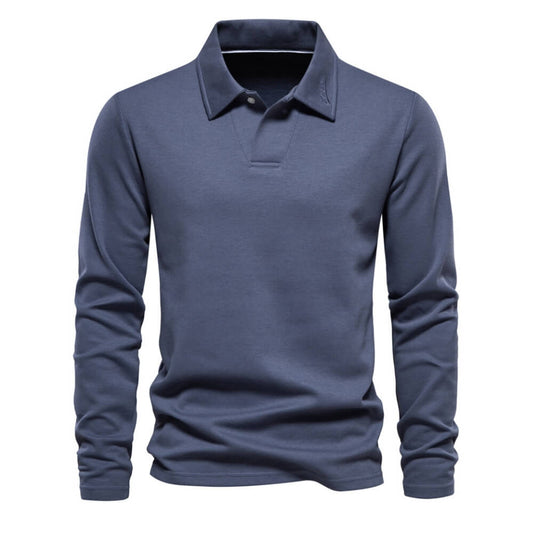 Afbeelding van het Harron sweatshirt in een stijlvolle donkerblauwe kleur. Dit casual sweatshirt heeft lange mouwen en een klassieke polokraag zonder knopen voor een minimalistische look. Het materiaal oogt zacht en comfortabel, ideaal voor dagelijks gebruik. De subtiele pasvorm geeft het een nette, sportieve uitstraling.