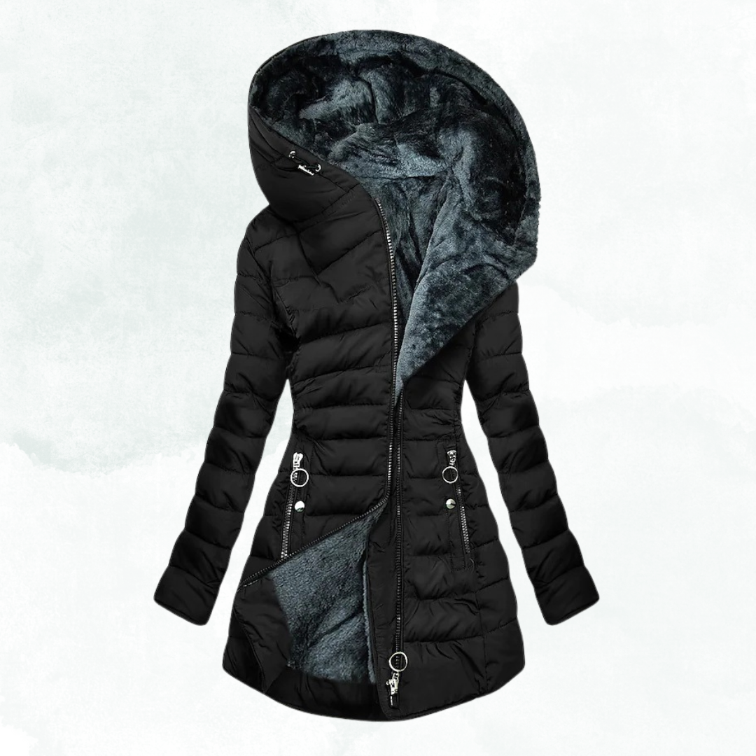 Havenly winterjas in zwart met fluffy binnenvoering, gewatteerde structuur en een ruime capuchon, biedt warmte en comfort tijdens de wintermaanden.