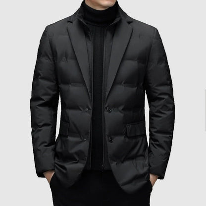 De Hivanova jas, een stijlvolle zwarte jas met een modern gewatteerd ontwerp en winddichte eigenschappen. Perfect voor een elegante en warme uitstraling tijdens koude dagen.