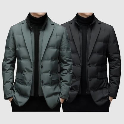 De Hivanova jas, een stijlvolle en winddichte jas verkrijgbaar in elegante grijze en zwarte uitvoeringen. Het moderne ontwerp combineert warmte en comfort, ideaal voor een nette en praktische winterlook.