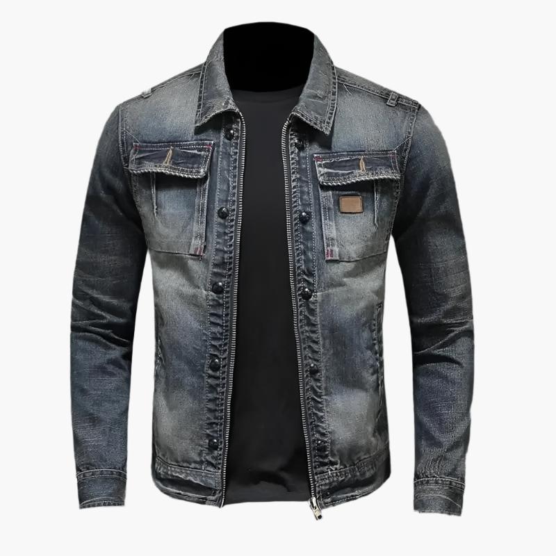 Kavelin spijkerjas in donkergrijs met stoere gewassen look. De jas heeft borstzakken met klep en knopen, subtiele details en een ritssluiting. Perfect voor een casual en trendy uitstraling.