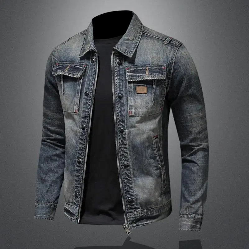 Kavelin spijkerjas in grijs met een stoere, gewassen look. De jas heeft borstzakken met kleppen, een ritssluiting en knoopdetails voor een trendy en casual uitstraling. Perfect voor een eigentijdse en veelzijdige stijl.