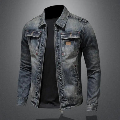 Kavelin spijkerjas in grijs met een stoere, gewassen look. De jas heeft borstzakken met kleppen, een ritssluiting en knoopdetails voor een trendy en casual uitstraling. Perfect voor een eigentijdse en veelzijdige stijl.