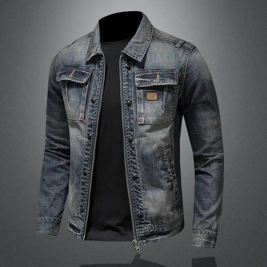 Kavelin spijkerjas in grijs met een stoere, gewassen look. De jas heeft borstzakken met kleppen, een ritssluiting en knoopdetails voor een trendy en casual uitstraling. Perfect voor een eigentijdse en veelzijdige stijl.