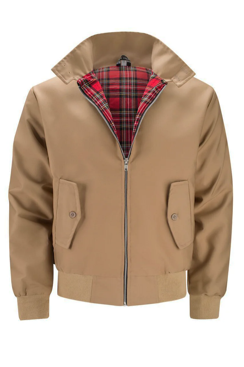 Kendra bomberjas in beige met een roodgeruite voering voor een klassieke en tijdloze uitstraling. De jas heeft een rits aan de voorkant, knoopsluiting op de zakken en een opstaande kraag. Perfect voor een veelzijdige en modieuze look.