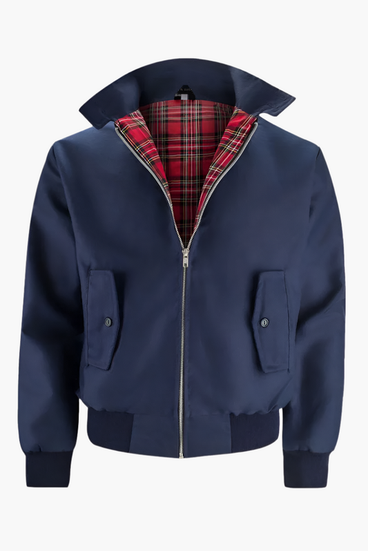 Kendra bomberjas in marineblauw met een opvallende roodgeruite voering. Voorzien van een rits aan de voorkant, knoopsluiting op de zakken en een opstaande kraag. Perfect voor een stijlvolle en veelzijdige look.