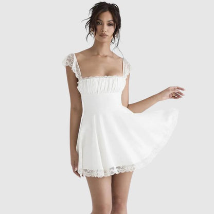 Kira | Mini abito in pizzo con scollo quadrato