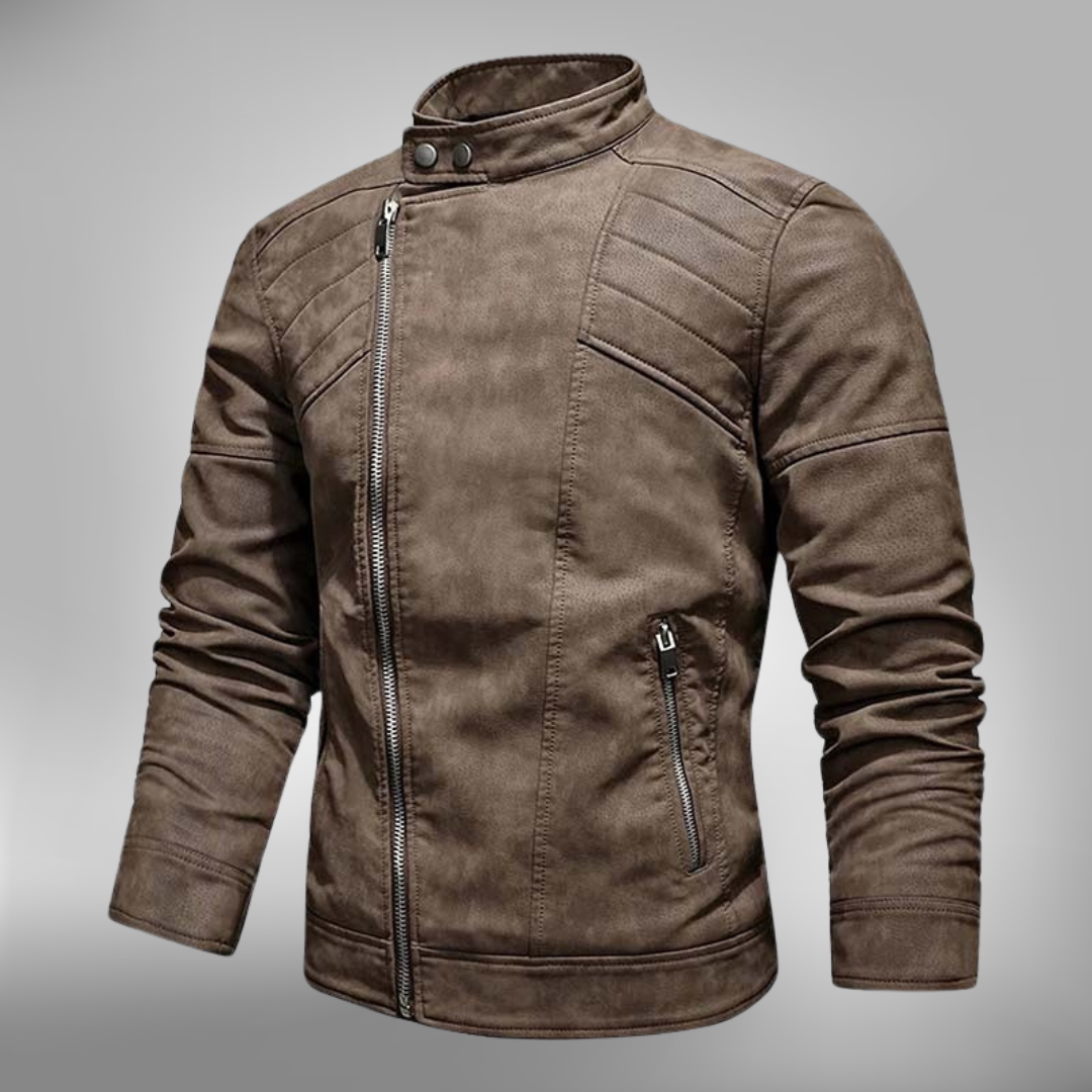 De Kovora winterjack in een stijlvolle bruine kleur biedt een robuuste uitstraling met een modern ontwerp. Het jack heeft een rits- en drukknopen sluitsysteem, een hoge kraag en gebogen schouderdetails voor extra flair. De duurzame stof en het functionele ontwerp met zijzakken maken het perfect voor zowel casual als verfijnde outfits in de wintermaanden.