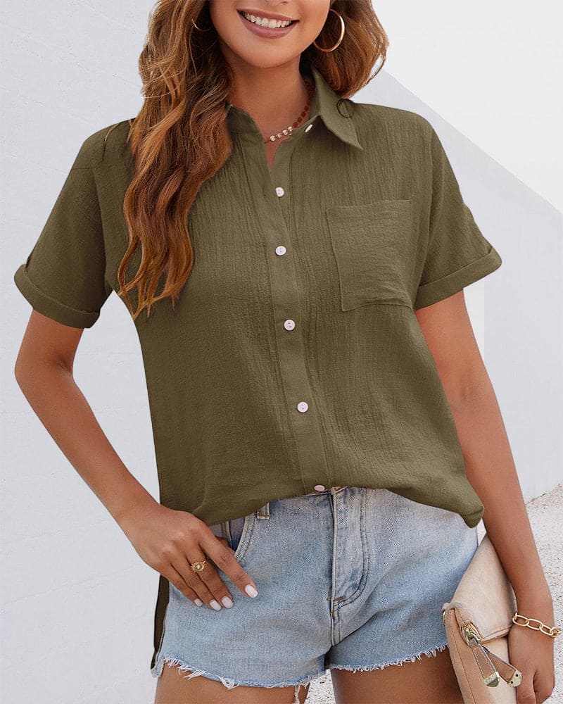 Elegante blouse in een zachte olijfgroene tint, met een klassieke kraag en een borstzakje. De blouse heeft knopen aan de voorkant en een luchtig ontwerp, ideaal voor casual en verfijnde looks. Perfect te combineren met een spijkerbroek voor een chique en moeiteloze uitstraling.
