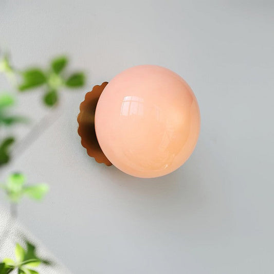Lira hanglamp met een elegante ronde glazen bol en een gouden wandbevestiging. De lamp straalt een warm, diffuus licht uit en voegt een stijlvolle en moderne touch toe aan elk interieur. Perfect voor de woonkamer, hal of slaapkamer.