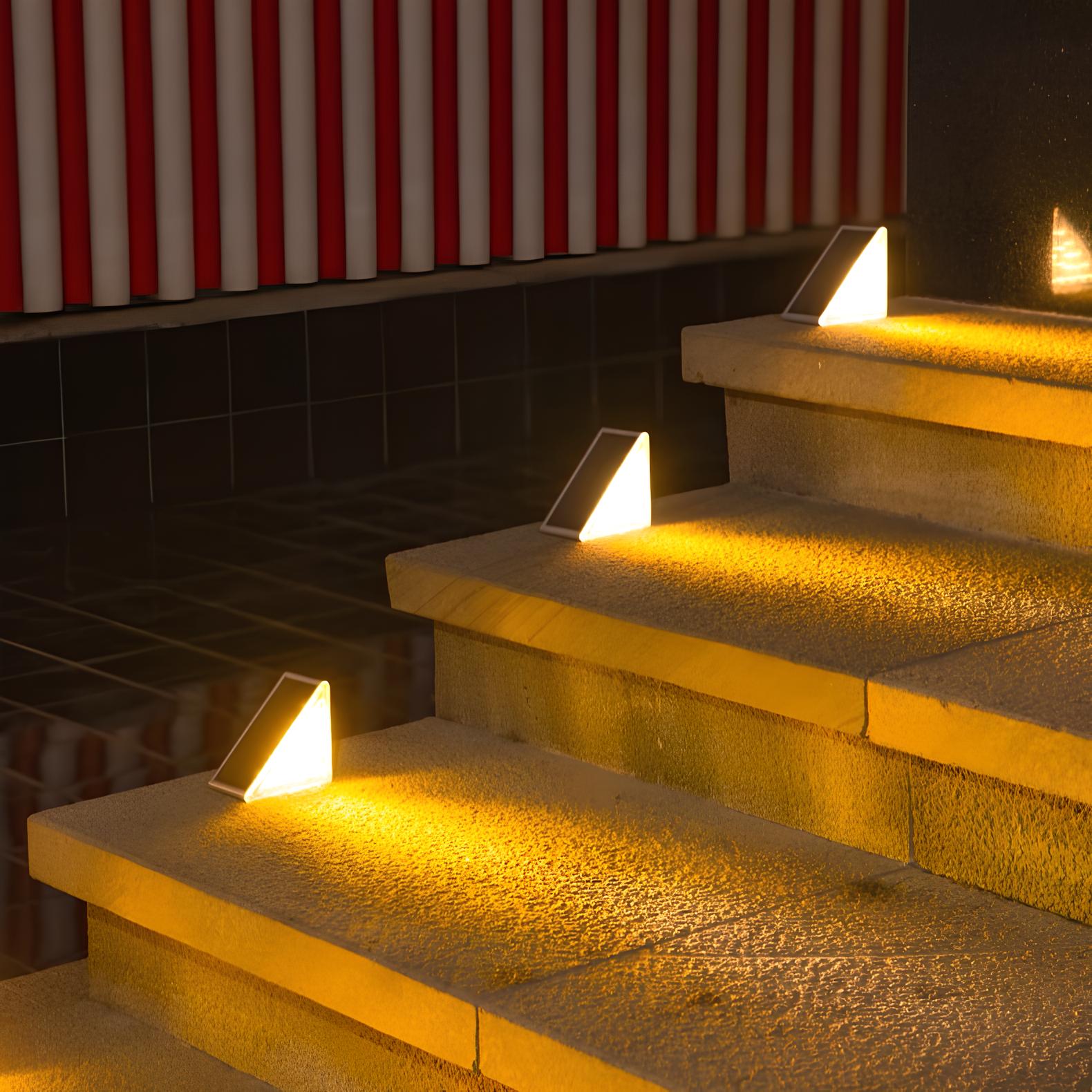 LumaGlow trapverlichting zorgt voor een stijlvolle en veilige verlichting van de trap met een warme gloed. De driehoekige lampen verlichten de treden, waardoor de trap elegant wordt geaccentueerd, terwijl de verlichting bijdraagt aan de veiligheid bij het op- en afstappen. Perfect voor buitenruimtes of moderne interieurs.