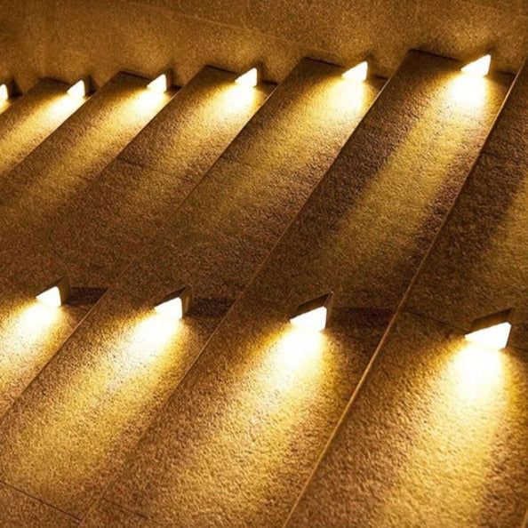 LumaGlow trapverlichting biedt stijlvolle en veilige verlichting voor je trappen. De driehoekige lampen zijn strategisch geplaatst langs de treden en zorgen voor een warme gloed die de trap prachtig accentueert en tegelijkertijd de veiligheid verhoogt. Perfect voor zowel binnen als buiten om de omgeving te verlichten en te verfraaien.
