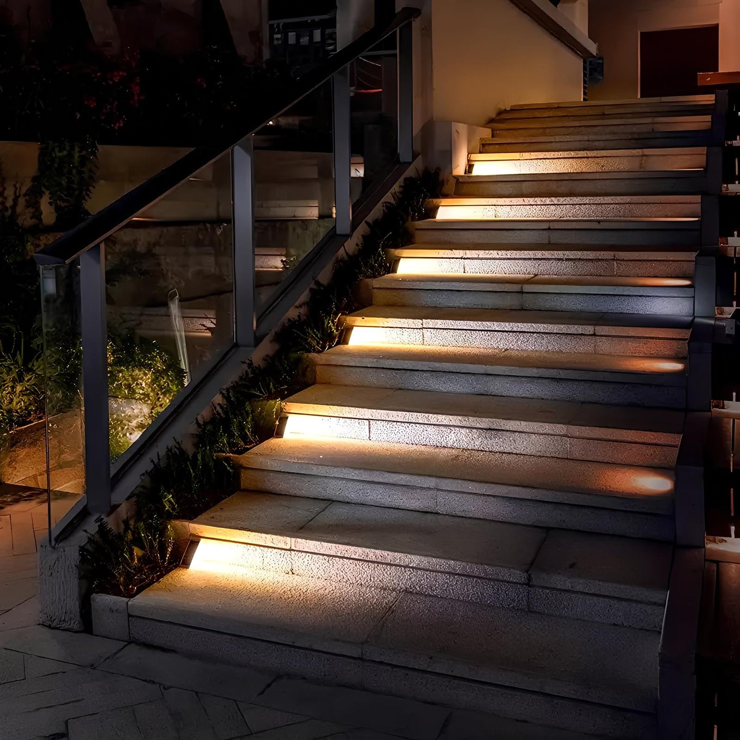 LumaGlow trapverlichting zorgt voor een elegante en veilige verlichting voor trappen. De verlichting, zorgvuldig aangebracht langs de treden, creëert een mooie gloed en helpt bij het verbeteren van de zichtbaarheid, wat de veiligheid verhoogt. Perfect voor zowel binnen- als buitentoepassingen, met een moderne uitstraling die je trapruimte verfraait.