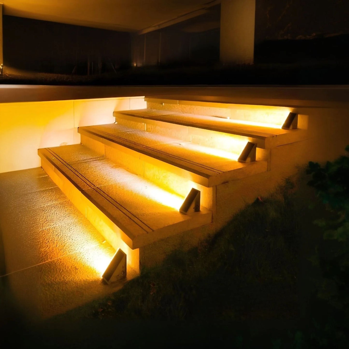  LumaGlow trapverlichting biedt stijlvolle en veilige verlichting voor trappen. De verlichting langs de traptreden zorgt voor een zachte gloed, waardoor de treden duidelijk zichtbaar zijn. Dit voegt niet alleen visuele aantrekkingskracht toe aan je buitentrap, maar verhoogt ook de veiligheid, vooral 's nachts. Perfect voor zowel moderne als klassieke buitenruimten.