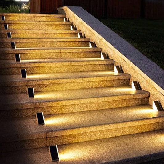 Een set trapverlichting van LumaGlow die de treden elegant verlicht, wat zorgt voor zowel veiligheid als stijl. De warme gloed van de verlichting accentueert het granieten oppervlak van de trap, waardoor een moderne en uitnodigende sfeer ontstaat. Perfect voor elke buiten- of binnentrap.