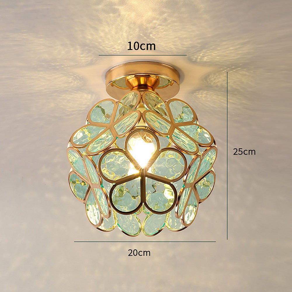 De Lumeera plafondlamp in bloemstijl meet 25 cm in hoogte, 20 cm in breedte en 10 cm in diepte. Het bloemige ontwerp met gouden accenten en blauwe glaselementen creëert een harmonieuze sfeer en brengt elegante charme in uw huis.