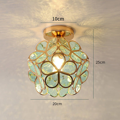 De Lumeera plafondlamp in bloemstijl meet 25 cm in hoogte, 20 cm in breedte en 10 cm in diepte. Het bloemige ontwerp met gouden accenten en blauwe glaselementen creëert een harmonieuze sfeer en brengt elegante charme in uw huis.